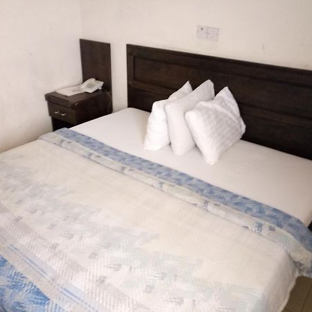 Hotel Benizia Asaba Eksteriør bilde