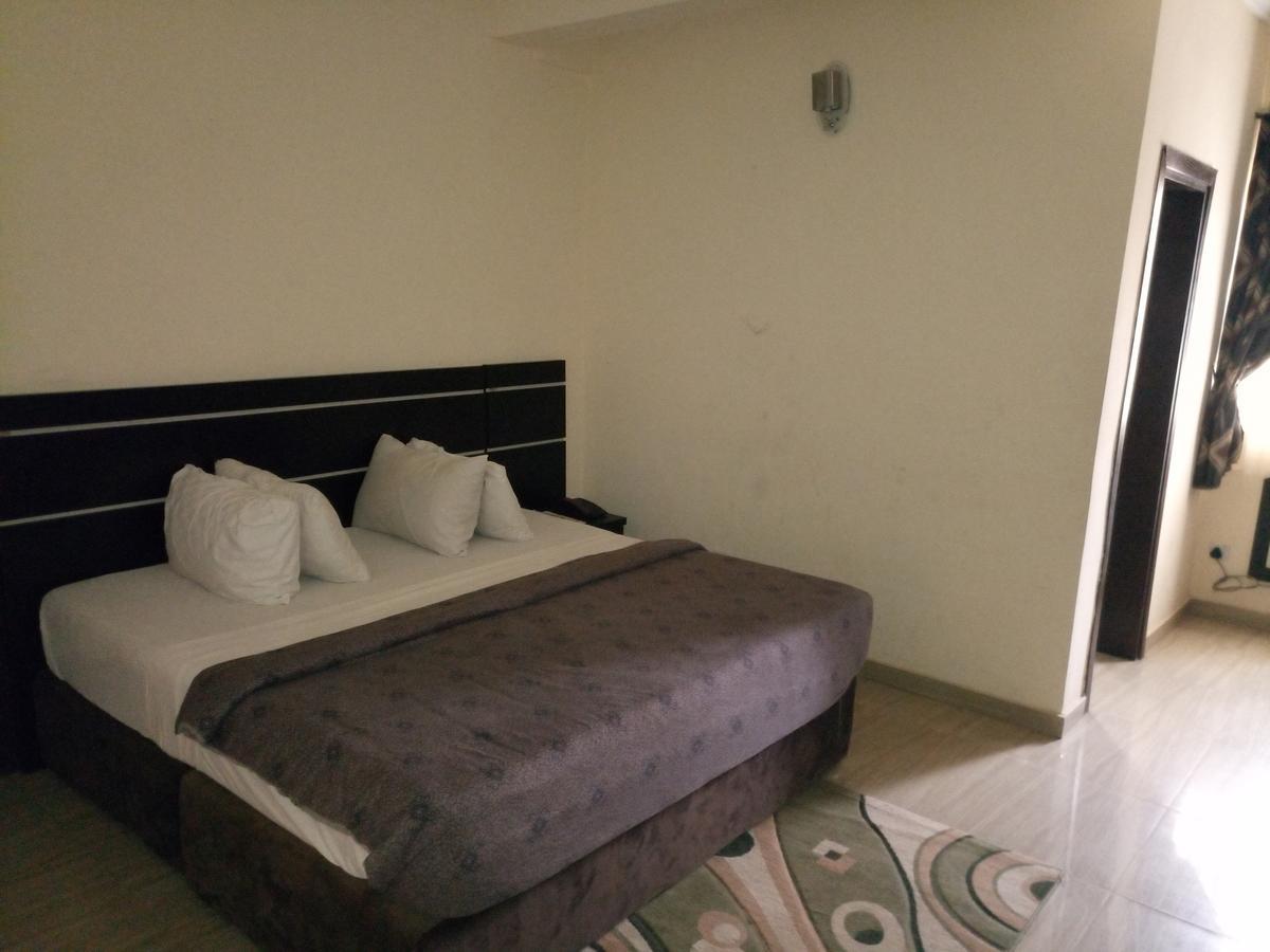 Hotel Benizia Asaba Eksteriør bilde