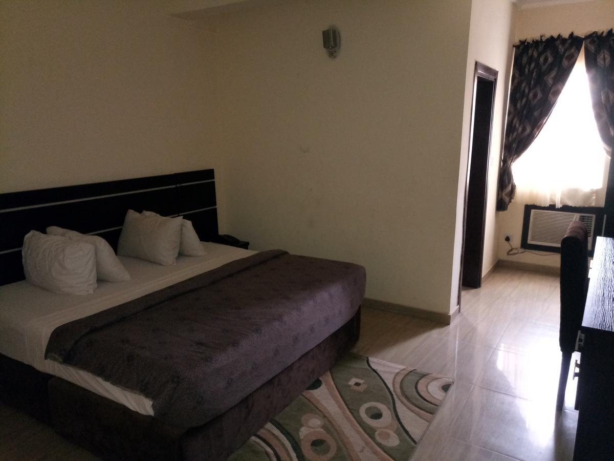 Hotel Benizia Asaba Eksteriør bilde